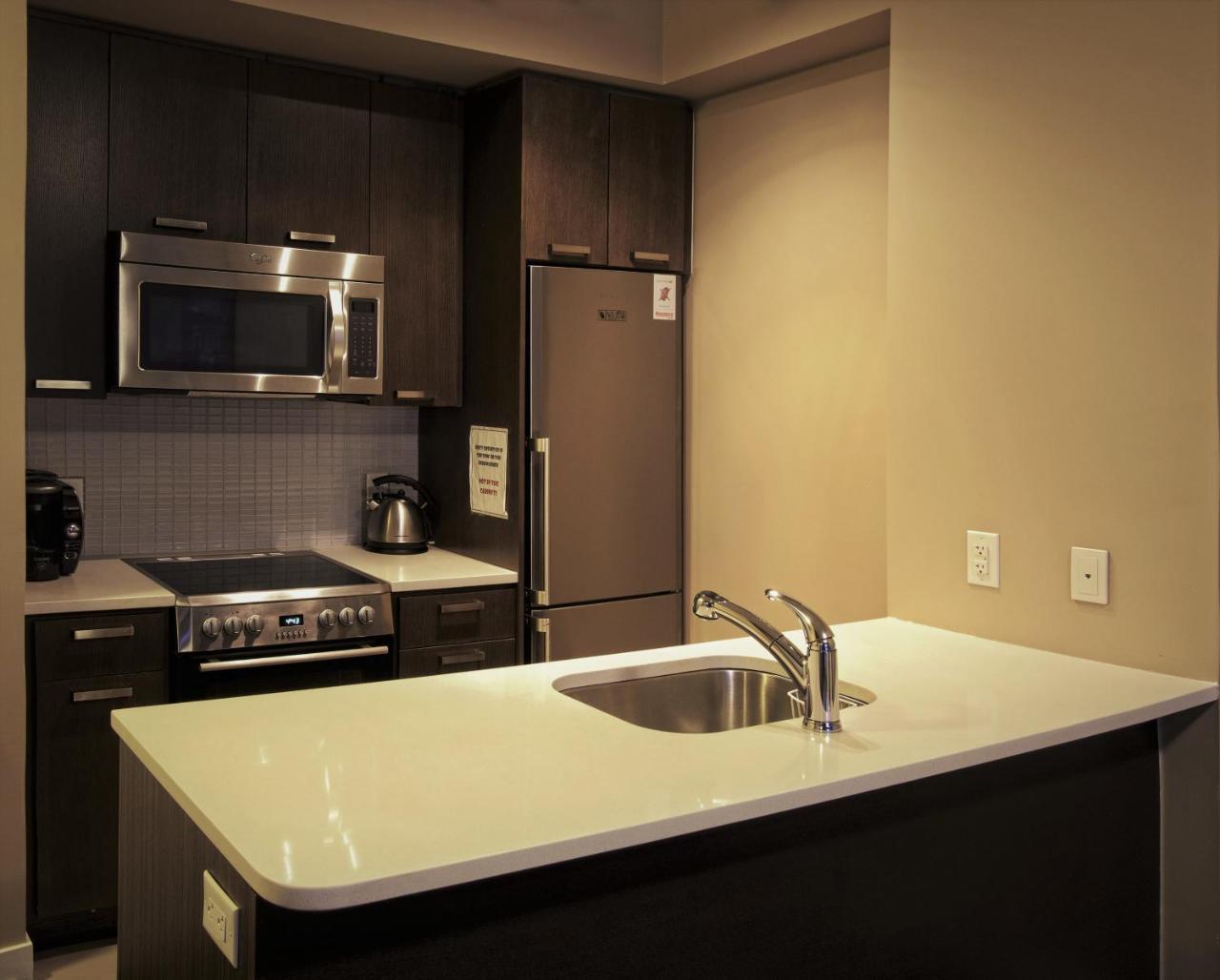 2 Bedrooms & 1 Bedroom Spectacular Apartments 토론토 외부 사진