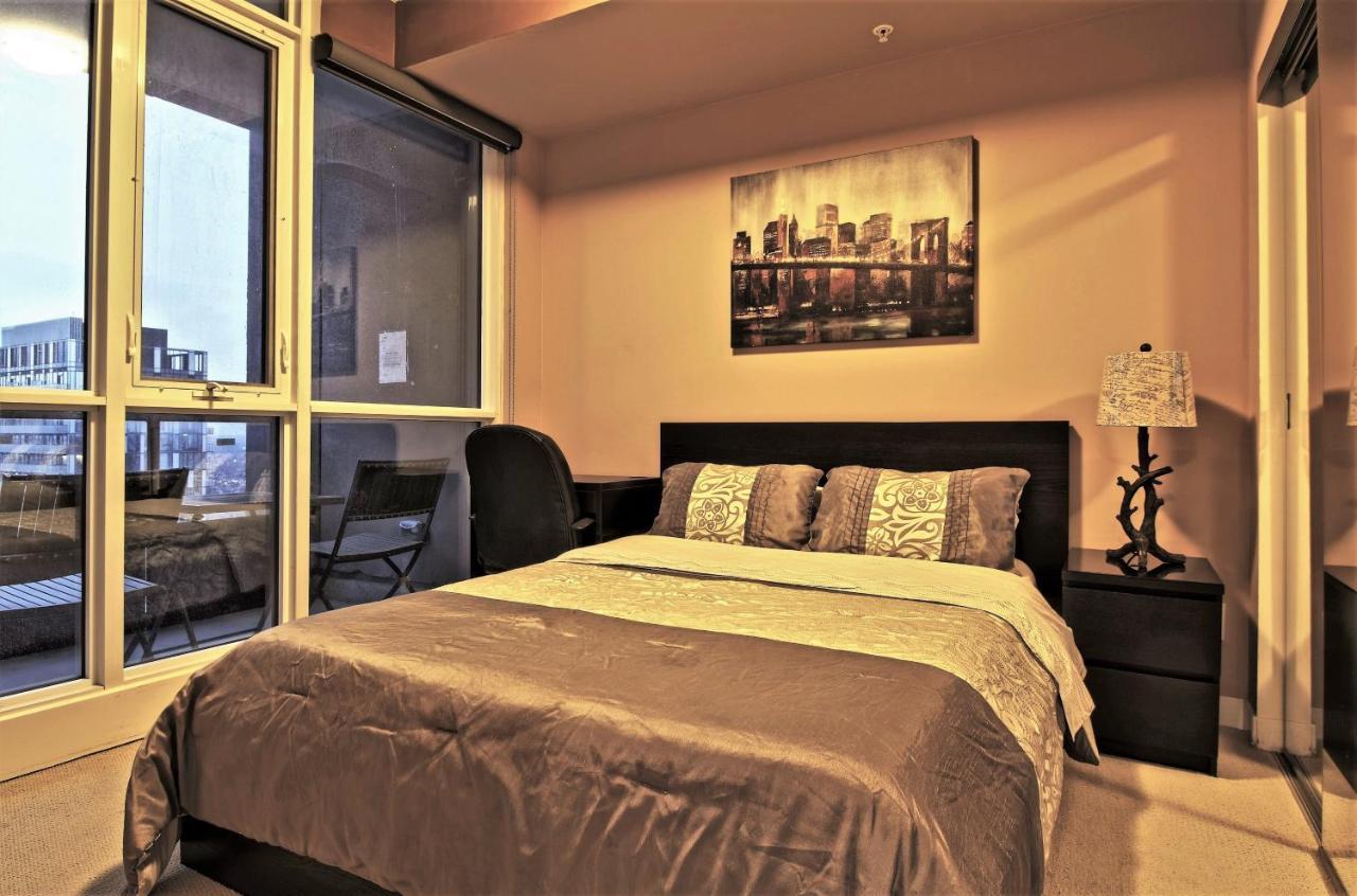 2 Bedrooms & 1 Bedroom Spectacular Apartments 토론토 외부 사진